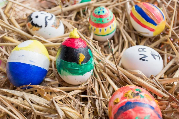 Beschilderde Pasen Eieren Een Mand Met Rietje — Stockfoto