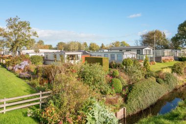 Hollanda - Terherne - 22 Ekim 2018: Römork evlerine bir kamp yerinde Terherne, Hollanda.