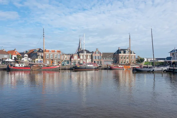 Lemmer 2018年10月20日 荷兰弗里斯兰 Lemmer 港的游乐游艇和帆船 — 图库照片