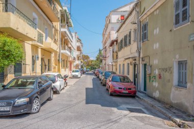 Yunanistan - Corfu - Corfu Town - 31 Temmuz 2018: Street evler, daireler ve park etmiş arabaların Corfu Town (Korfu) Yunanistan.