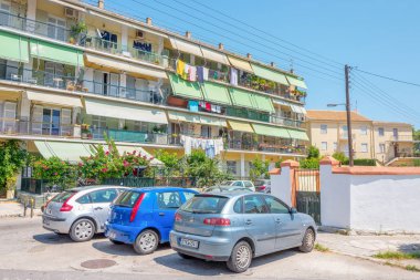 Yunanistan - Corfu - Corfu Town - 31 Temmuz 2018: Street apartments ve park etmiş arabaların Corfu Town (Korfu) Yunanistan.