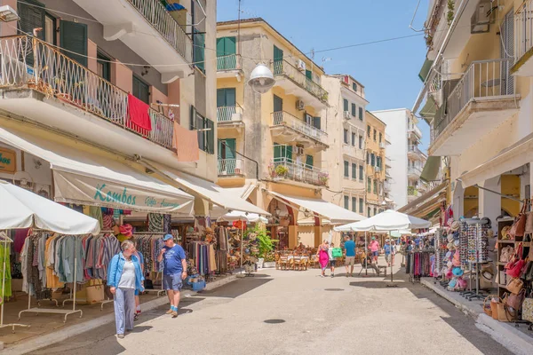 Yunanistan - Corfu - Corfu Town - 23 Temmuz 2018: Corfu Town (Korfu) Yunanistan alışveriş insanlar.