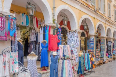 Yunanistan - Corfu - Corfu Town - 23 Temmuz 2018: Mağaza giyim ve Hatıra Eşyası Corfu Town (Korfu) Yunanistan.