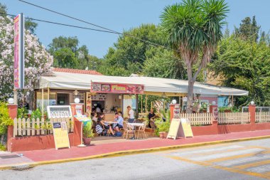 Yunanistan - Corfu - Ipsos - 30 Temmuz 2018: Korfu, Yunanistan Ipsos şehirdeki Plaza Grill House ve Fast Food Restoran.