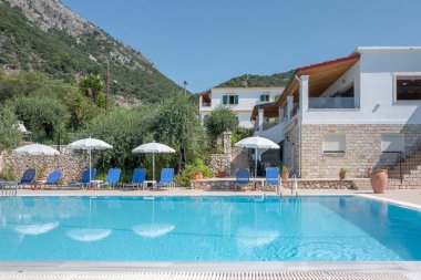 Yunanistan - Corfu - Glyfa - 21 Temmuz 2018: yüzme havuzu Glyfa Korfu, Yunanistan kristal mavi Studios Resort.