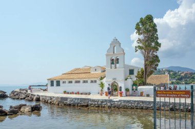 Yunanistan - Corfu - Vigla - 2 Ağustos 2018: insanlar Vigla bağlantı noktası: Korfu, Yunanistan Vlacherna manastırda ziyaret.