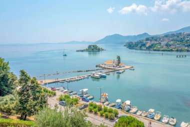 Yunanistan - Corfu - Vigla - 2 Ağustos 2018: Manzaraya bağlantı noktası, Vigla ile arka plan Vlacherna Manastırı ve Pontikonisi (Mouse Adası), Corfu, Yunanistan.