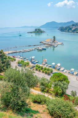 Yunanistan - Corfu - Vigla - 2 Ağustos 2018: Manzaraya bağlantı noktası, Vigla ile arka plan Vlacherna Manastırı ve Pontikonisi (Mouse Adası), Corfu, Yunanistan.