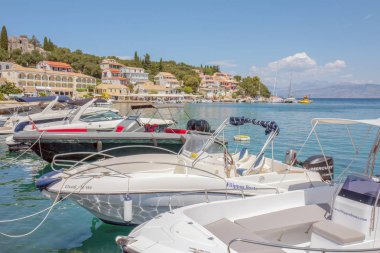 Yunanistan - Corfu - Kassiopi - 29 Temmuz 2018: Balıkçı teknesi Kassiopi bağlantı noktası: Korfu, Yunanistan.