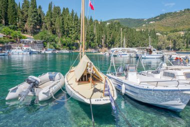 Yunanistan - Corfu - Kouloura - 25 Temmuz 2018: Tekneler Kouloura bağlantı noktası: Korfu, Yunanistan.