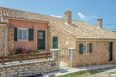 Yunanistan - Corfu - eski Perithia - 29 Temmuz 2018: Eski terk edilmiş taştan yapılmış evde Pantokrator Mountain: Korfu, Yunanistan eski Perithia.