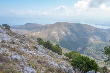 Panorama adlı Korfu, Yunanistan eski Perithia Pantokrator dağda.