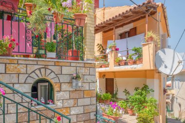 Yunanistan - Corfu - Sinarades - 2 Ağustos 2018: Sinarades Yunanistan'da Korfu içinde bir balkonda güzel çiçekler Çiçeklik.