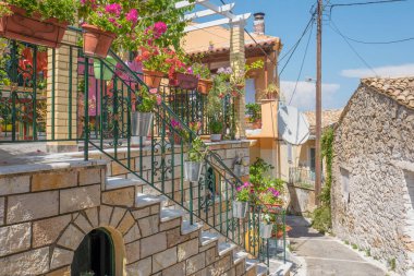 Yunanistan - Corfu - Sinarades - 2 Ağustos 2018: Sinarades Yunanistan'da Korfu içinde bir balkonda güzel çiçekler Çiçeklik.