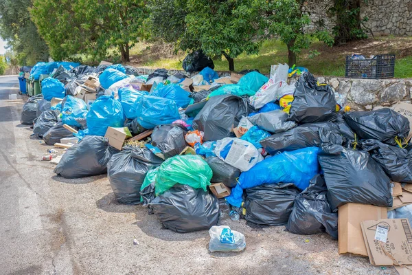Griechenland Korfu Glyfa Juli 2018 Müll Container Und Viele Müllsäcke — Stockfoto