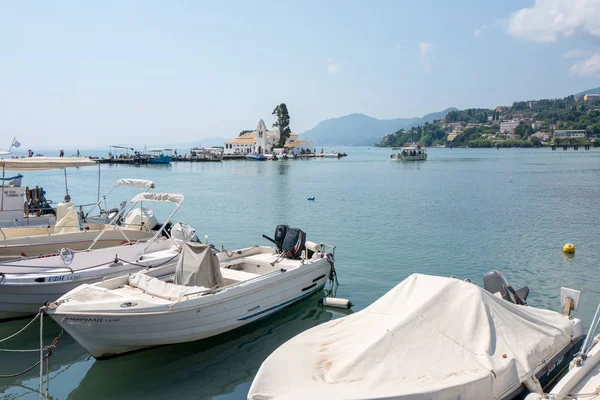 Greece Corfu Kanoni August 2018 Boats Port Kanoni Background Vlacherna — Stock Photo, Image