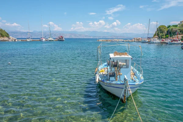 Yunanistan - Corfu - Kassiopi - 29 Temmuz 2018: Balıkçı teknesi Kassiopi bağlantı noktası: Korfu, Yunanistan.