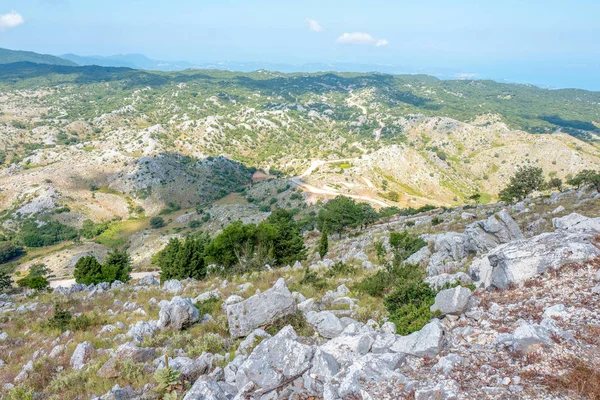 Panorama adlı Korfu, Yunanistan eski Perithia Pantokrator dağda.