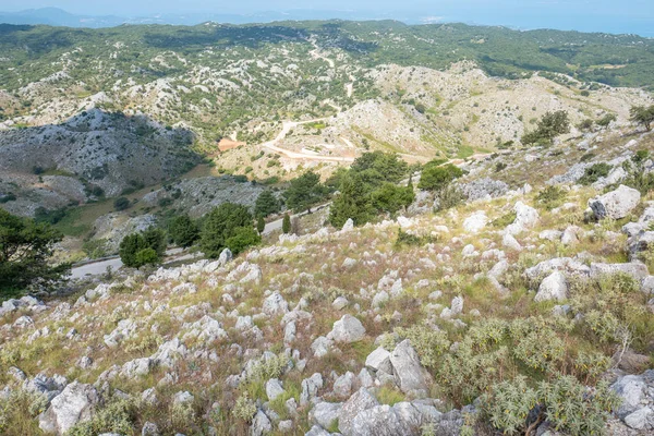 Panorama adlı Korfu, Yunanistan eski Perithia Pantokrator dağda.