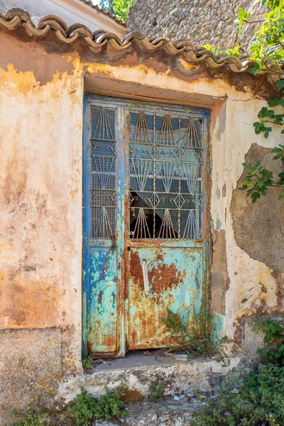 Close Van Zeer Oude Grungy Ijzer Verweerde Deur Siranades Corfu — Stockfoto