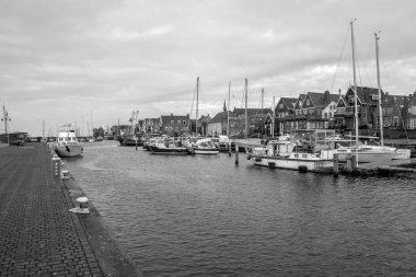 Siyah beyaz kasvetli hava ile Urk Limanı.