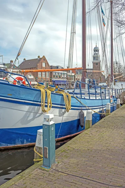 Sail boat in the port of Lemmer. — Stock Photo, Image