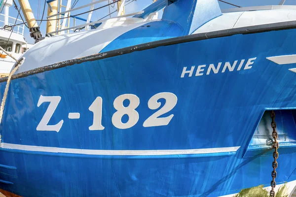 Vissersvaartuig Z-182 aangemeerd in de haven van Urk. — Stockfoto