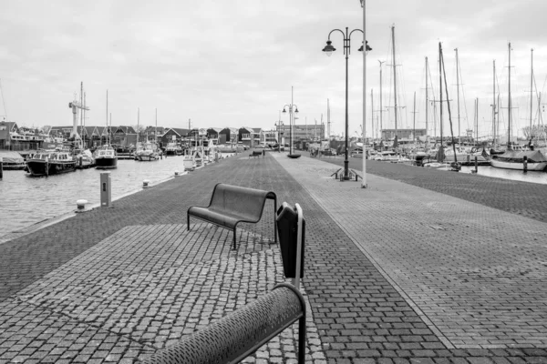 NETHERLANDS - URK - MARCH 8, 2019: Harbor of Urk with dreary weather in black and white. — Stock Photo, Image