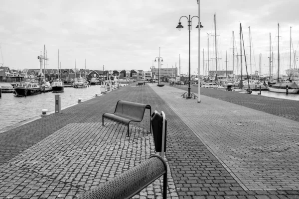 PAÍSES BAJOS - URK - 8 DE MARZO DE 2019: Puerto de Urk con clima sombrío en blanco y negro . — Foto de Stock