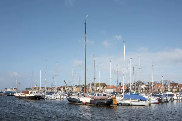 Nizozemsko-ürk-březen 8, 2019: zakotvené čluny v přístavu del. — Stock fotografie