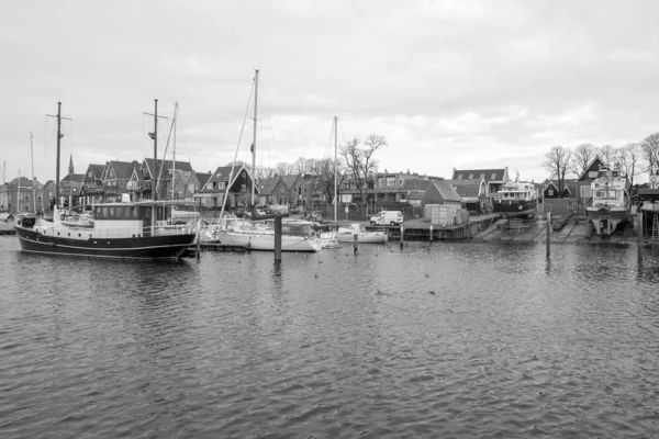 Hafen von Urk bei trostlosem Wetter in schwarz-weiß. — Stockfoto