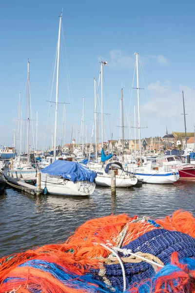 Docked boats and fishing nets in the port of Urk. — Stock Photo, Image