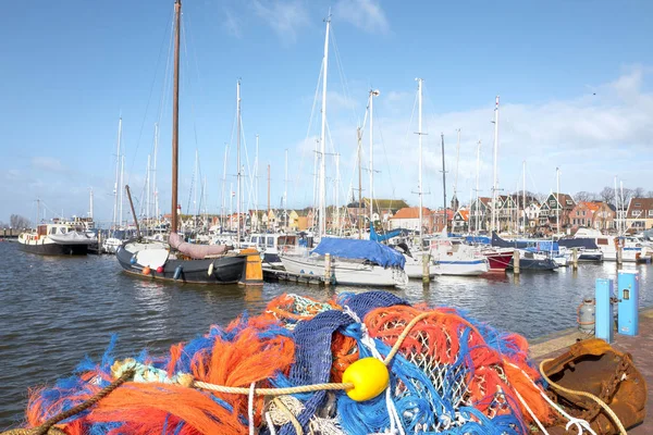 Docked boats and fishing nets in the port of Urk. — Stock Photo, Image