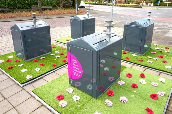 Hollanda - Voorburg - 3 Nisan 2019: Atıkların konteynerin yanına konmasını önlemek için yeraltı kir kaplarının etrafındaki plastik Oracs mini bahçeleri ile sosyal bahçe deneyi. — Stok fotoğraf