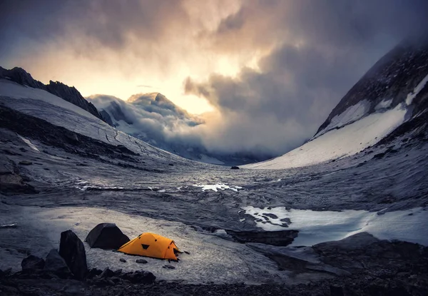 Tenda Montagna Sul Ghiacciaio Immagine Stock