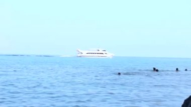 Beyaz gemi denize açılıyor. İspanya'da Akdeniz kıyıları