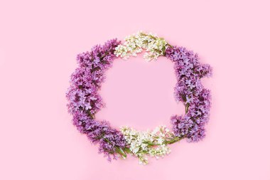 Soyut çiçek kompozisyonu düz döşeme, arka plan, minimum tatil konsepti, bahar bayrağı. Leylaklı yaratıcı modern çelenk. Anneler günü için tebrik kartı, mutlu yıllar, düğün
