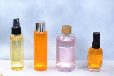 Spa malzemeleri, gri arka planda cilt ve vücut bakımı için kozmetik yağlar. Alışveriş konsepti ve modern kadın, satış, seçici odak, metin yeri