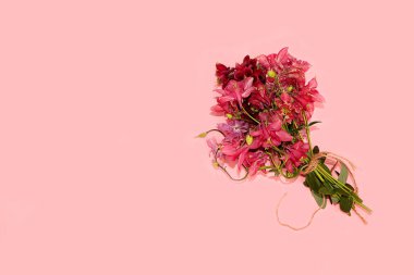 Soyut çiçekli kompozisyon düz döşeme, arka plan, minimum konsept, bahar afişi. Yaratıcı modern buket. Anneler günü için tebrik kartı, mutlu yıllar, düğün, mesajlaşma yeri.