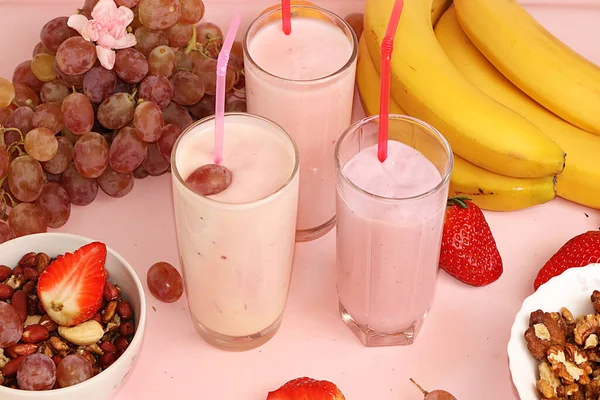 Strawberry Banana Smoothies Granola Fresh Berries Bananas Grapes Pink Sunny — Stock Photo, Image