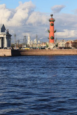 Rusya, Petersburg, 21 Eylül 2018. Vasilyevsky Adası 'nın oku. Neva kıyısındaki Rostral Sütunu 'nun fotoğrafında sonbahar gökyüzünün arka planında