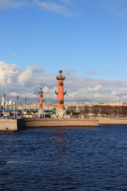 Rusya, Petersburg, 21 Eylül 2018. Vasilyevsky Adası 'nın oku. Neva kıyısındaki Rostral Sütunu 'nun fotoğrafında sonbahar gökyüzünün arka planında