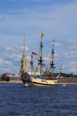 Rusya, St. Petersburg, 21 Temmuz 2019, Neva, Peter ve Paul Kalesi 'nin sularında Fırkateyn Poltava Donanma geçit törenine hazırlanıyor..