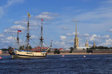 Rusya, St. Petersburg, 21 Temmuz 2019, Neva, Peter ve Paul Kalesi 'nin sularında Fırkateyn Poltava Donanma geçit törenine hazırlanıyor..