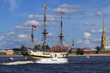 Rusya, St. Petersburg, 21 Temmuz 2019, Neva, Peter ve Paul Kalesi 'nin sularında Fırkateyn Poltava Donanma geçit törenine hazırlanıyor..