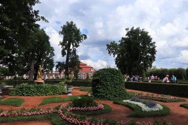 Rusya, St. Petersburg, Peterhof, 8 Haziran 2019. Fotoğraf, Peterhof Devlet Müzesi 'nin Aşağı Parkı' ndaki Monplaisir kompleksini ve parkta yürüyen insanları gösteriyor..