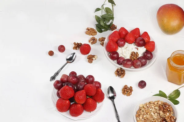 스트로베리 가벼운 딸기와 포도등이다 건강하고 스러운 음식의 아이들을 선택적 — 스톡 사진