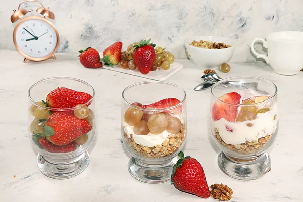 Granola Yogurt Fresh Strawberries Grapes Light Table Concept Healthy Natural — Stock Photo, Image