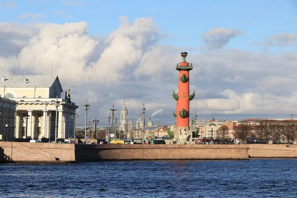 俄罗斯 圣彼得堡 2018年9月21日 瓦西里耶夫斯基岛的箭头 在秋天天空的背景下 在涅瓦河岸上的皇宫柱的照片上 — 图库照片