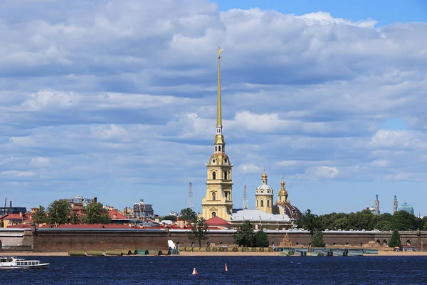 Rosja Petersburg Czerwca 2019 Plujka Wasiljewskiej Wyspy Zdjęciu Twierdza Piotra — Zdjęcie stockowe
